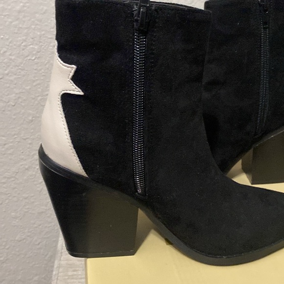 SUPER Cute NWT IN BOX - Picture 2 of 8